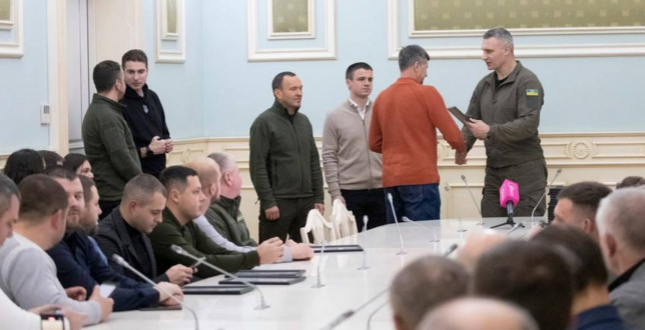 Віталій Кличко відзначив комунальників, які з першого дня повномасштабної війни допомагали захищати Київ та область від зазіхань ворога