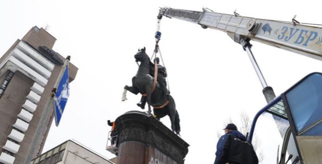 У столиці відбувся демонтаж пам’ятника Миколі Щорсу