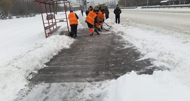 Прибирання снігу у Києві відбувається нон-стоп