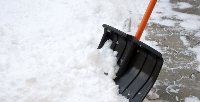 Неприбирання снігу та накрижень у Києві карається штрафами