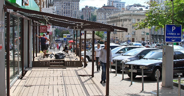 У Києві стартувала боротьба із незаконними літніми терасами